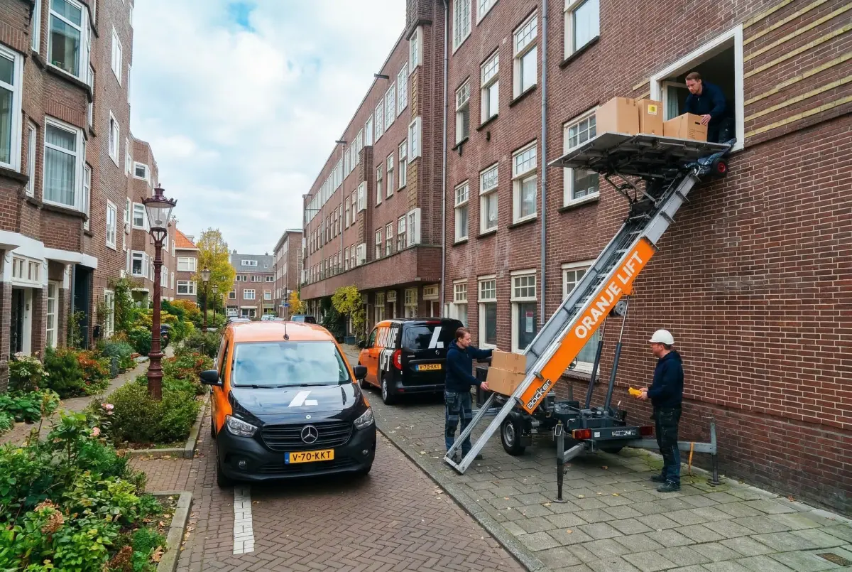 Aanhangerlift geplaatst in een smalle straat in Ridderkerk