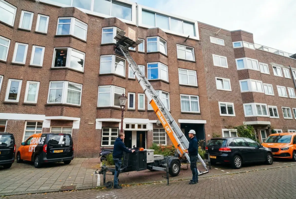 Verhuislift in actie in Ridderkerk